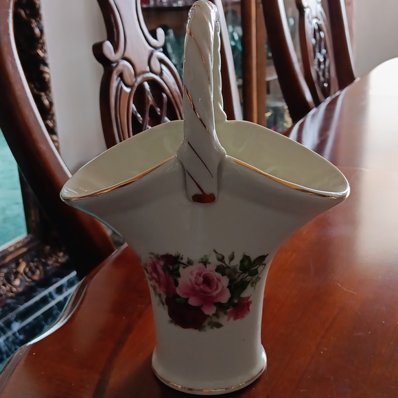 Vintage real gold trim basket vase - Picture 2 of 5